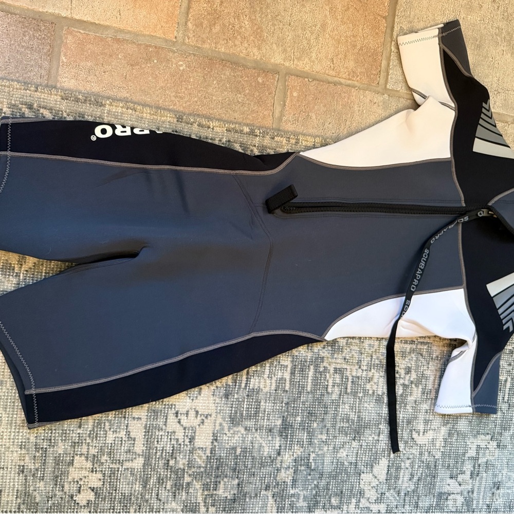 Women's Black and White Shorty Wetsuit - Picture 5 of 5